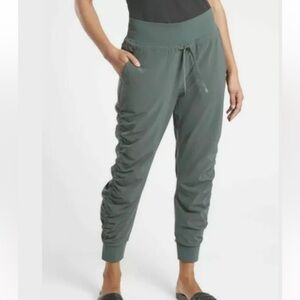 Athleta Attitude Lined Pant Bali Green Athleisure Active Casual Women’s Size 0